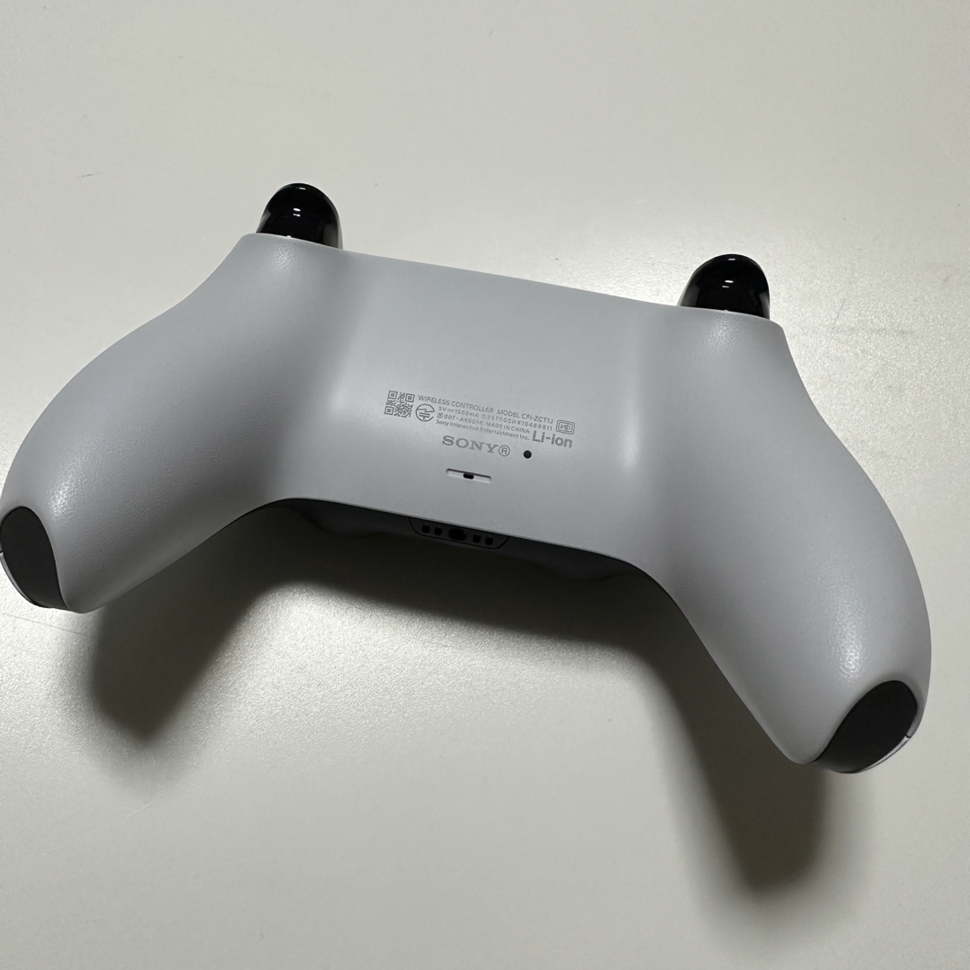 【新品】PS5 DualSense ワイヤレスコントローラー エンタメ/ホビーのゲームソフト/ゲーム機本体(家庭用ゲーム機本体)の商品写真