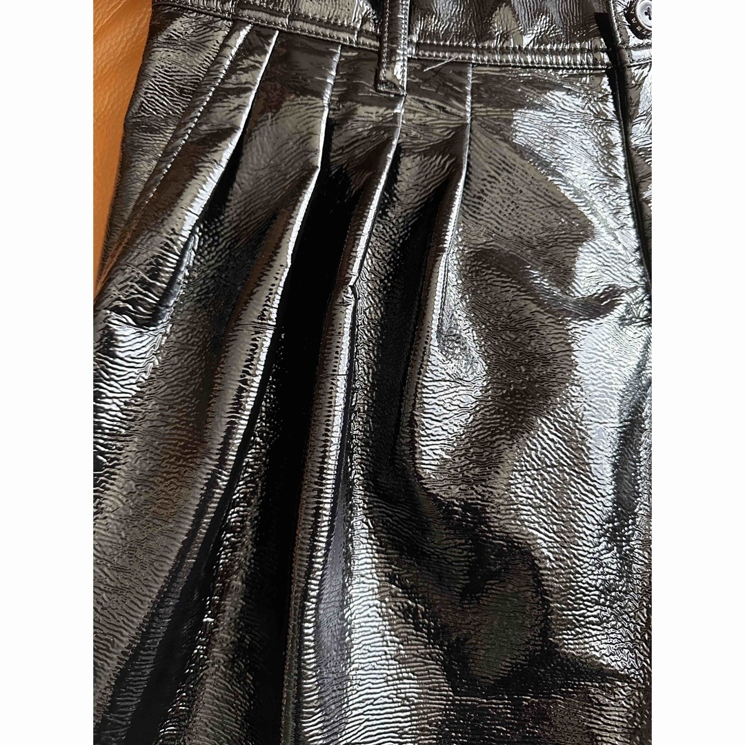 SHAREEF(シャリーフ)のSHAREEF コーティング(光沢)タックパンツ 黒 メンズのパンツ(スラックス)の商品写真