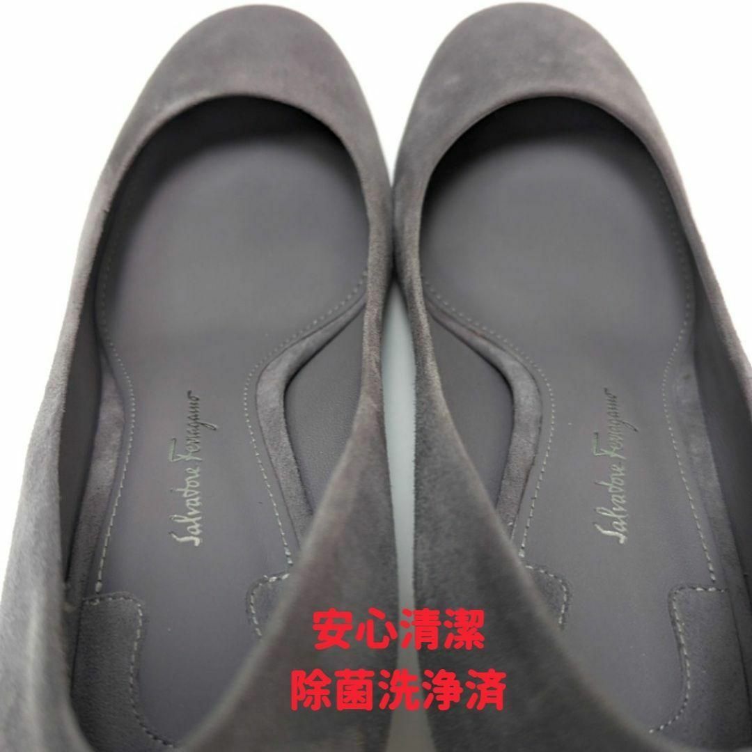 Salvatore Ferragamo(サルヴァトーレフェラガモ)の新品そっくりさんフェラガモFerragamoスエードフラワーヒールパンプス5.5 レディースの靴/シューズ(ハイヒール/パンプス)の商品写真
