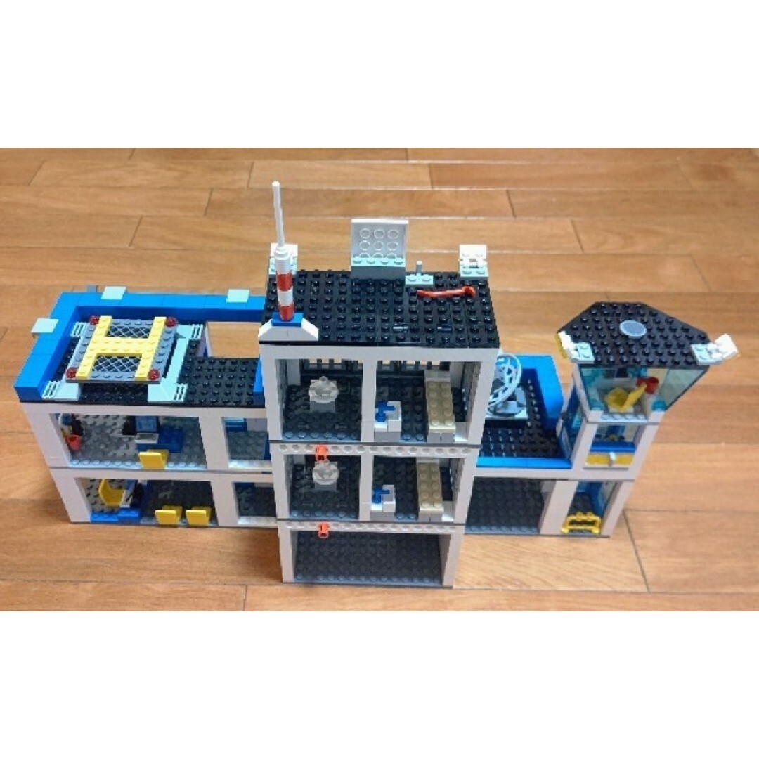 Lego(レゴ)の確認用！レゴ★シティ ポリス ステーション 建物のみ 美品 人気 エンタメ/ホビーのおもちゃ/ぬいぐるみ(模型/プラモデル)の商品写真