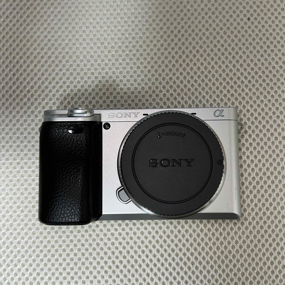 SONY(ソニー)のSONY ILCE−6400 シルバー本体　a6400 スマホ/家電/カメラのカメラ(ミラーレス一眼)の商品写真