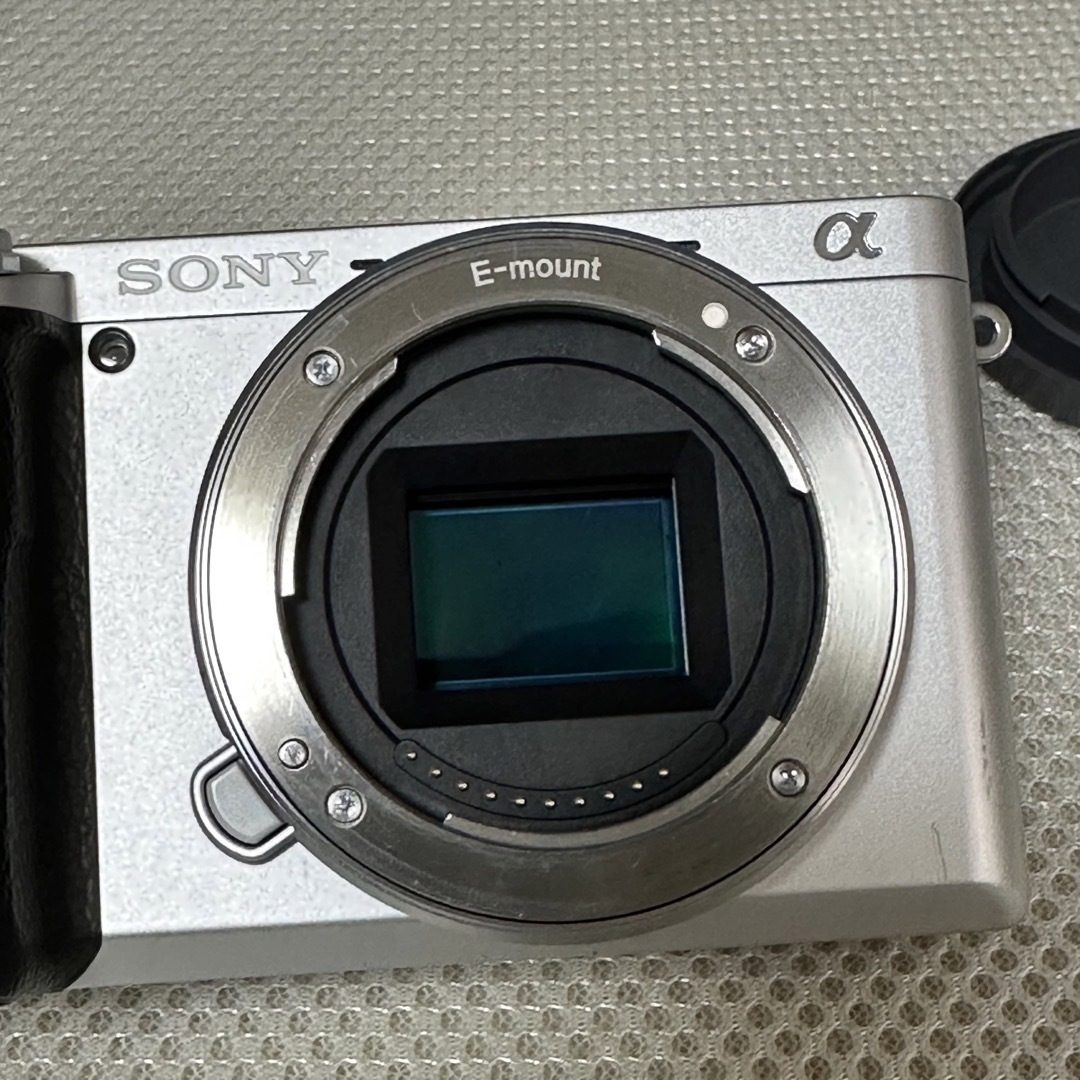 SONY(ソニー)のSONY ILCE−6400 シルバー本体　a6400 スマホ/家電/カメラのカメラ(ミラーレス一眼)の商品写真