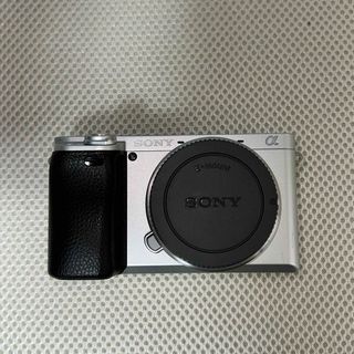 ソニー(SONY)のSONY ILCE−6400 シルバー本体　a6400(ミラーレス一眼)