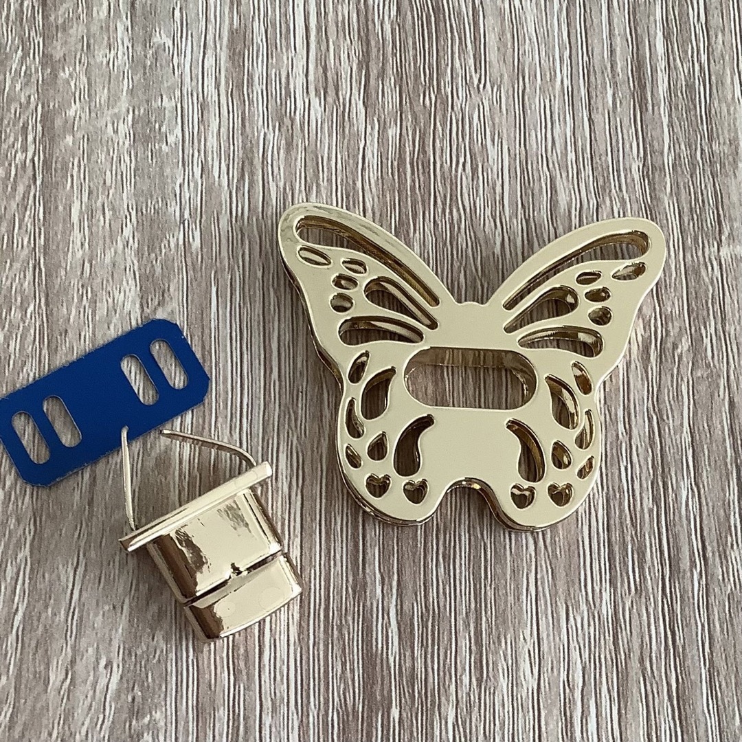 蝶モチーフのツイストロック ひねり留め具 ゴールド ハンドメイドの素材/材料(各種パーツ)の商品写真