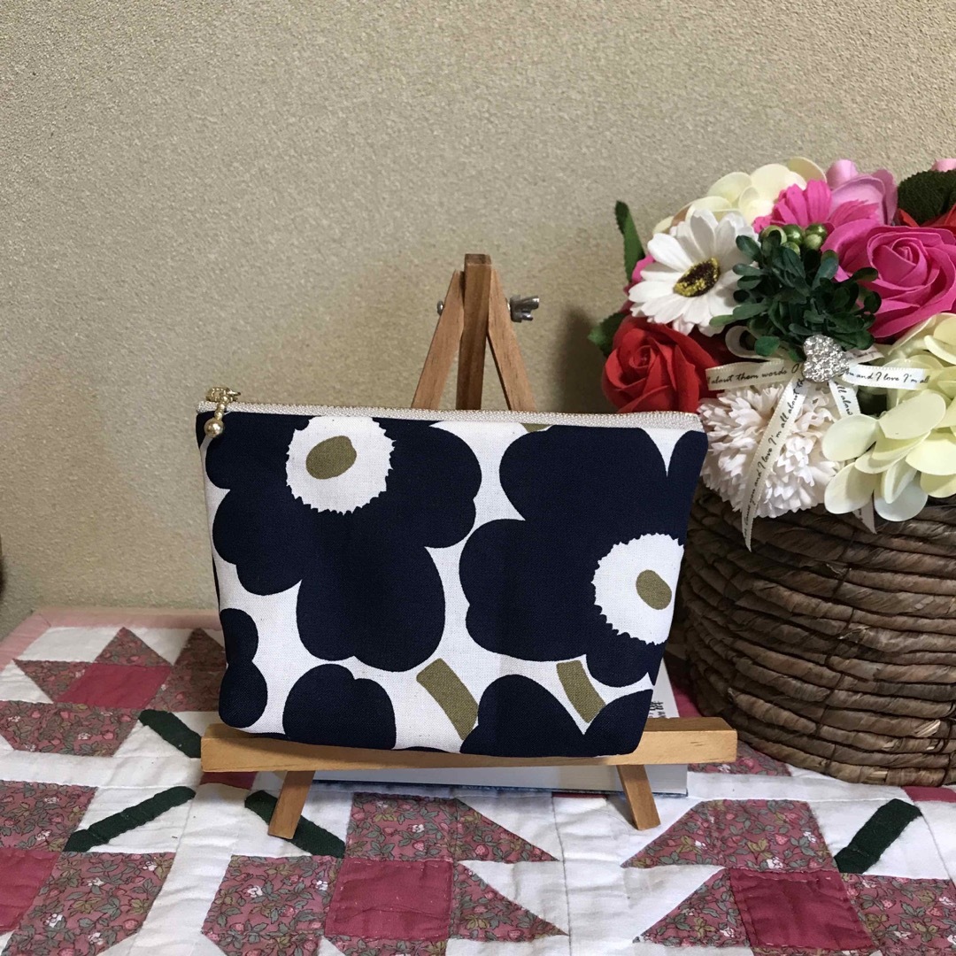 marimekko(マリメッコ)の【新色】マリメッコ  生地　ハンドメイド　16cmファスナーマチ付きポーチ ハンドメイドのファッション小物(ポーチ)の商品写真