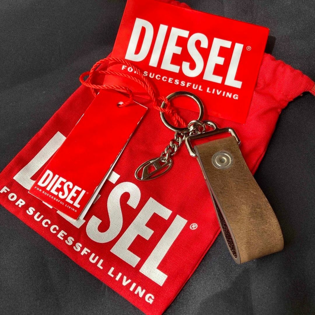 DIESEL(ディーゼル)の新品 人気 ディーゼル DIESEL キーホルダー ブラウン ユニセックス メンズのファッション小物(キーホルダー)の商品写真