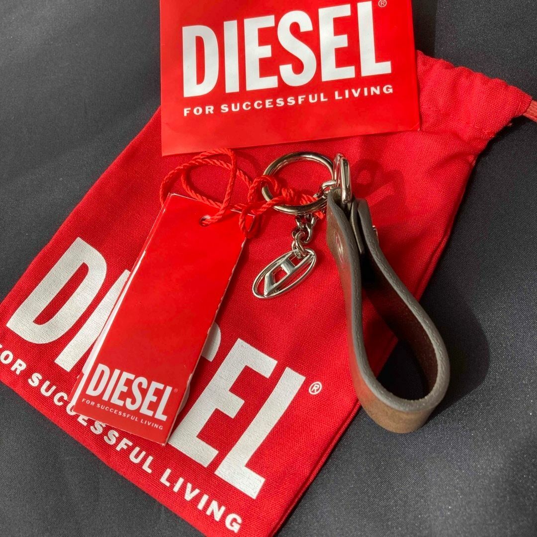 DIESEL(ディーゼル)の新品 人気 ディーゼル DIESEL キーホルダー ブラウン ユニセックス メンズのファッション小物(キーホルダー)の商品写真