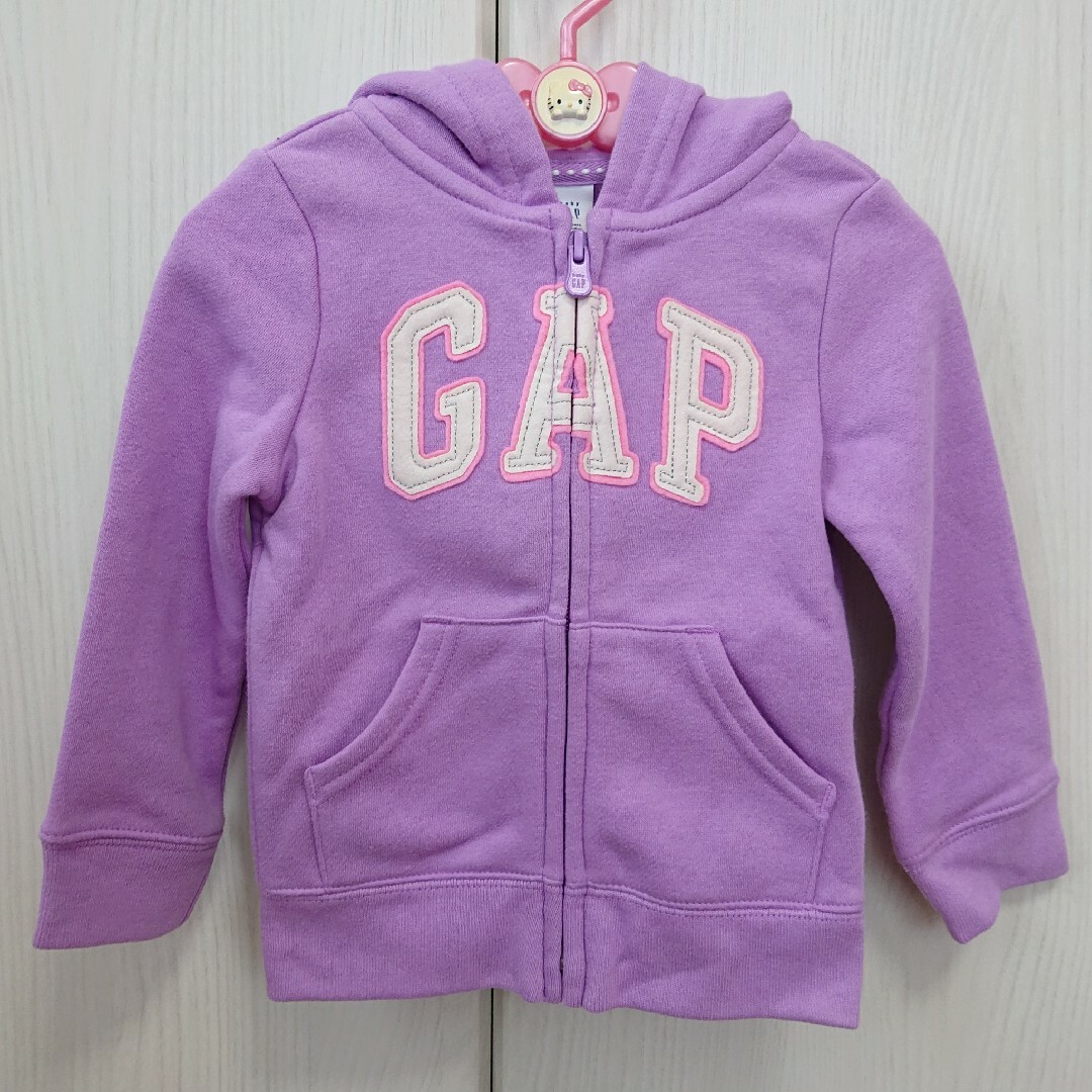 babyGAP(ベビーギャップ)の新品未使用タグ付き babyGAP ロゴジップアップパーカー パープル 95cm キッズ/ベビー/マタニティのキッズ服女の子用(90cm~)(ジャケット/上着)の商品写真