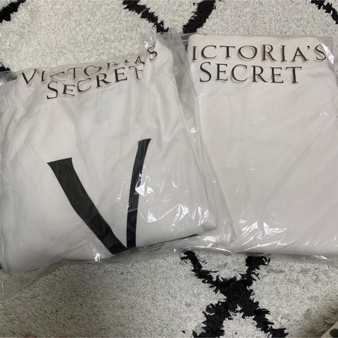 Victoria's Secret(ヴィクトリアズシークレット)の可愛いセットアップ VS XSサイズ  新品未使用　ホワイト レディースのレディース その他(セット/コーデ)の商品写真