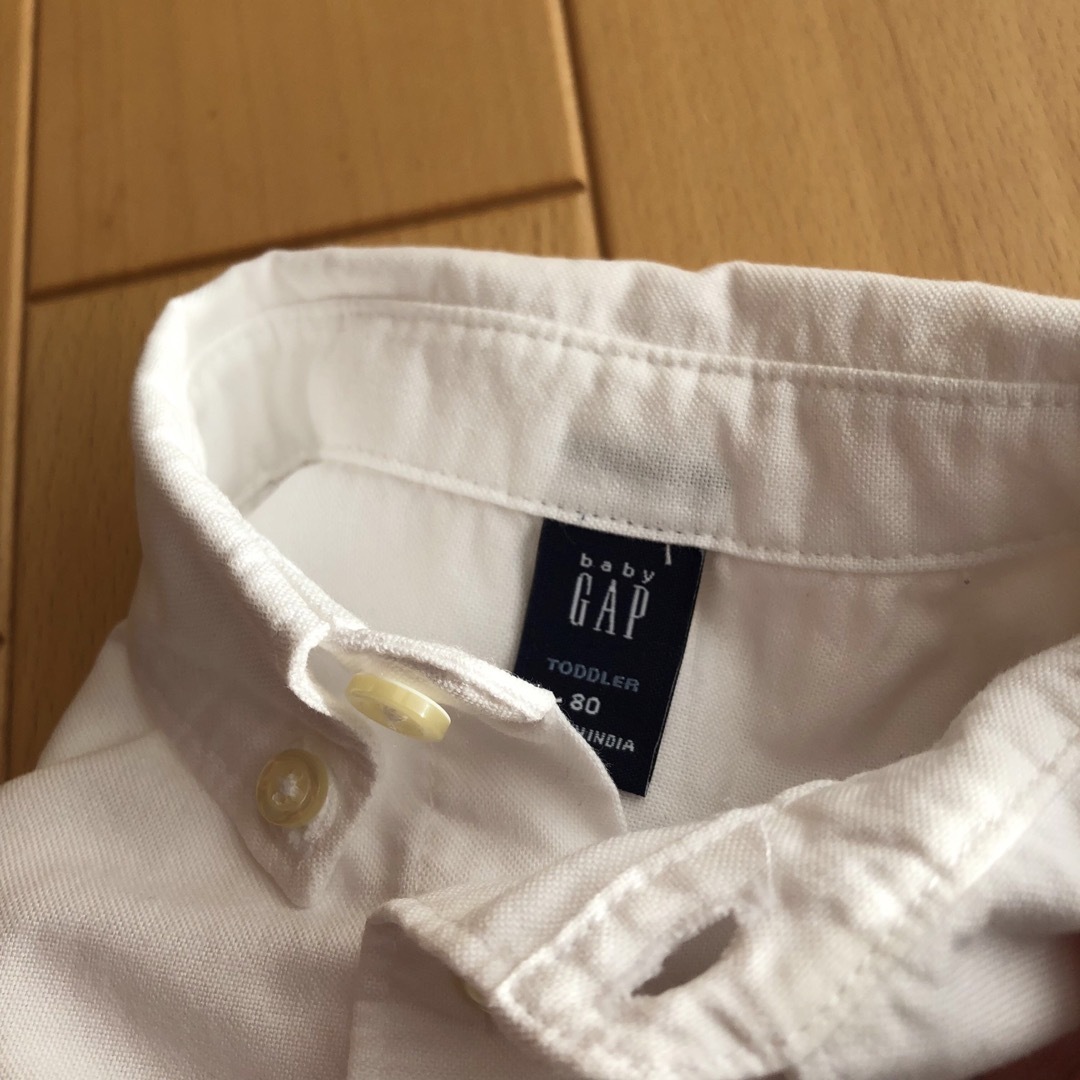 babyGAP(ベビーギャップ)のベビーギャップ  白シャツ　80センチ キッズ/ベビー/マタニティのベビー服(~85cm)(シャツ/カットソー)の商品写真