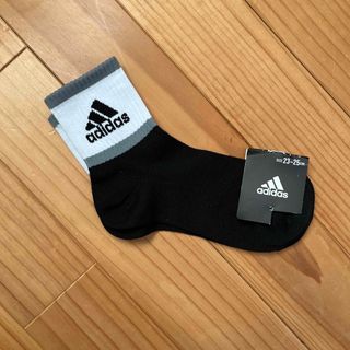 アディダス(adidas)の新品　タグ付き　くつ下　adidas  サイズ　２３〜25cm(ソックス)