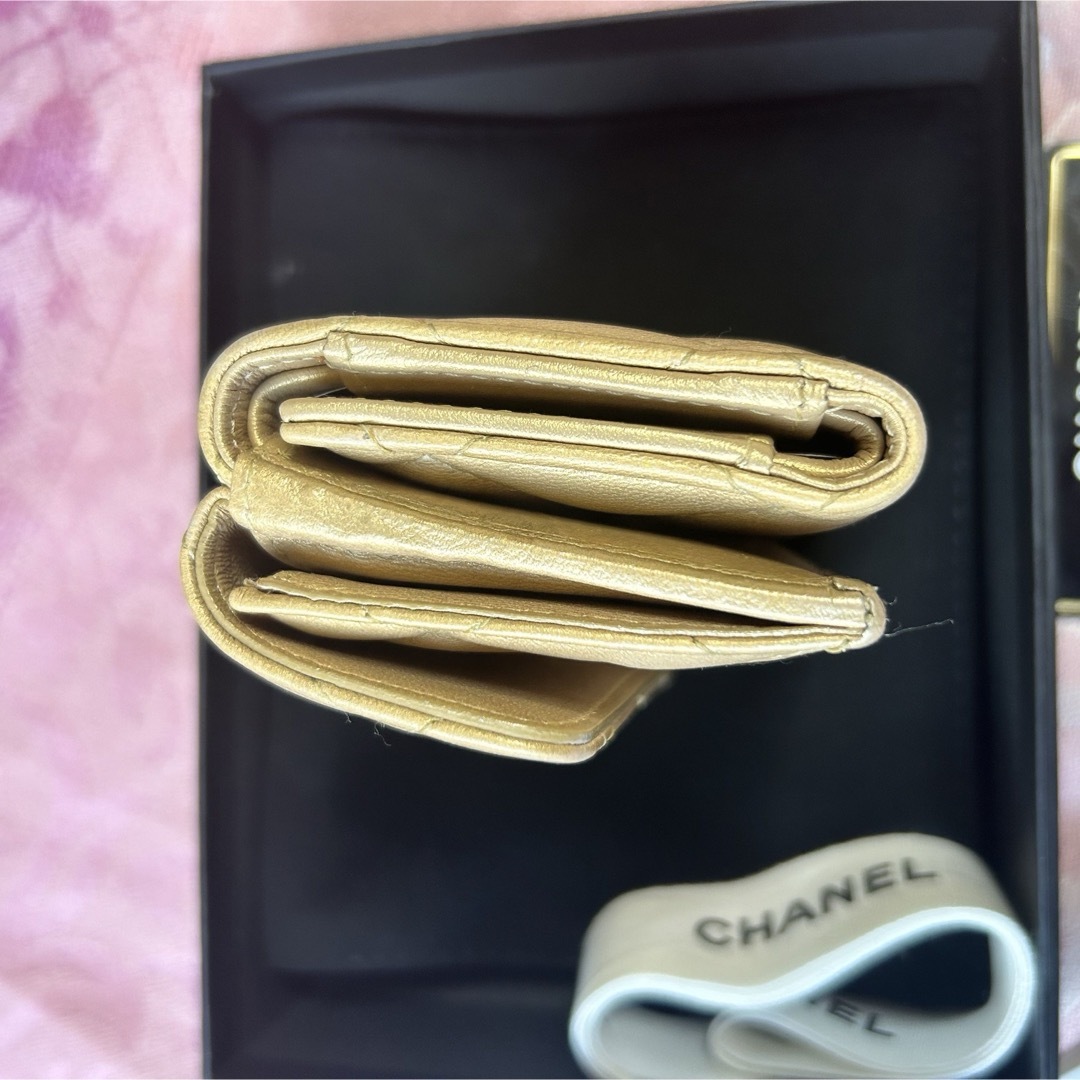 CHANEL(シャネル)のレア・美品 CHANEL シャネル カラフルココ　マトラッセ 折り財布 ゴールド レディースのファッション小物(財布)の商品写真