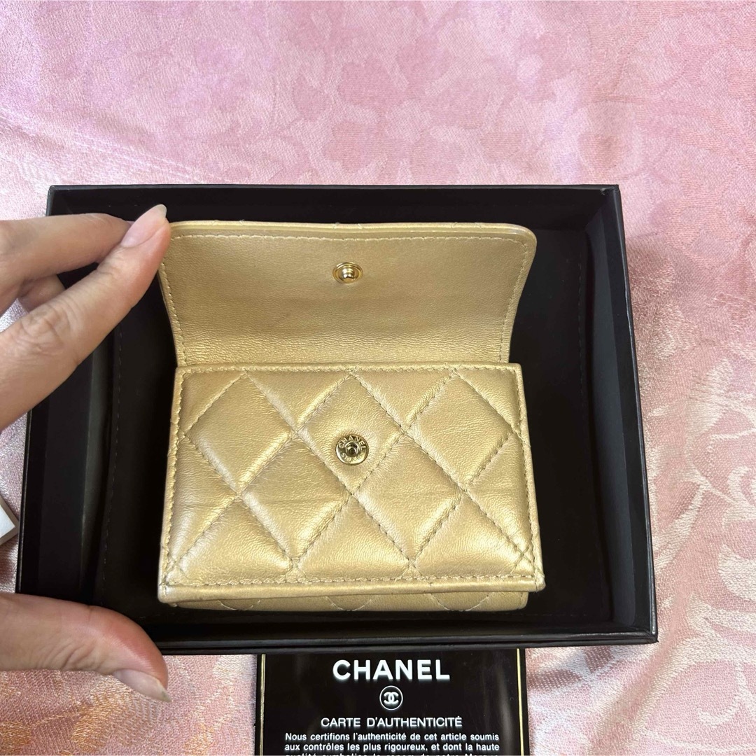 CHANEL(シャネル)のレア・美品 CHANEL シャネル カラフルココ　マトラッセ 折り財布 ゴールド レディースのファッション小物(財布)の商品写真