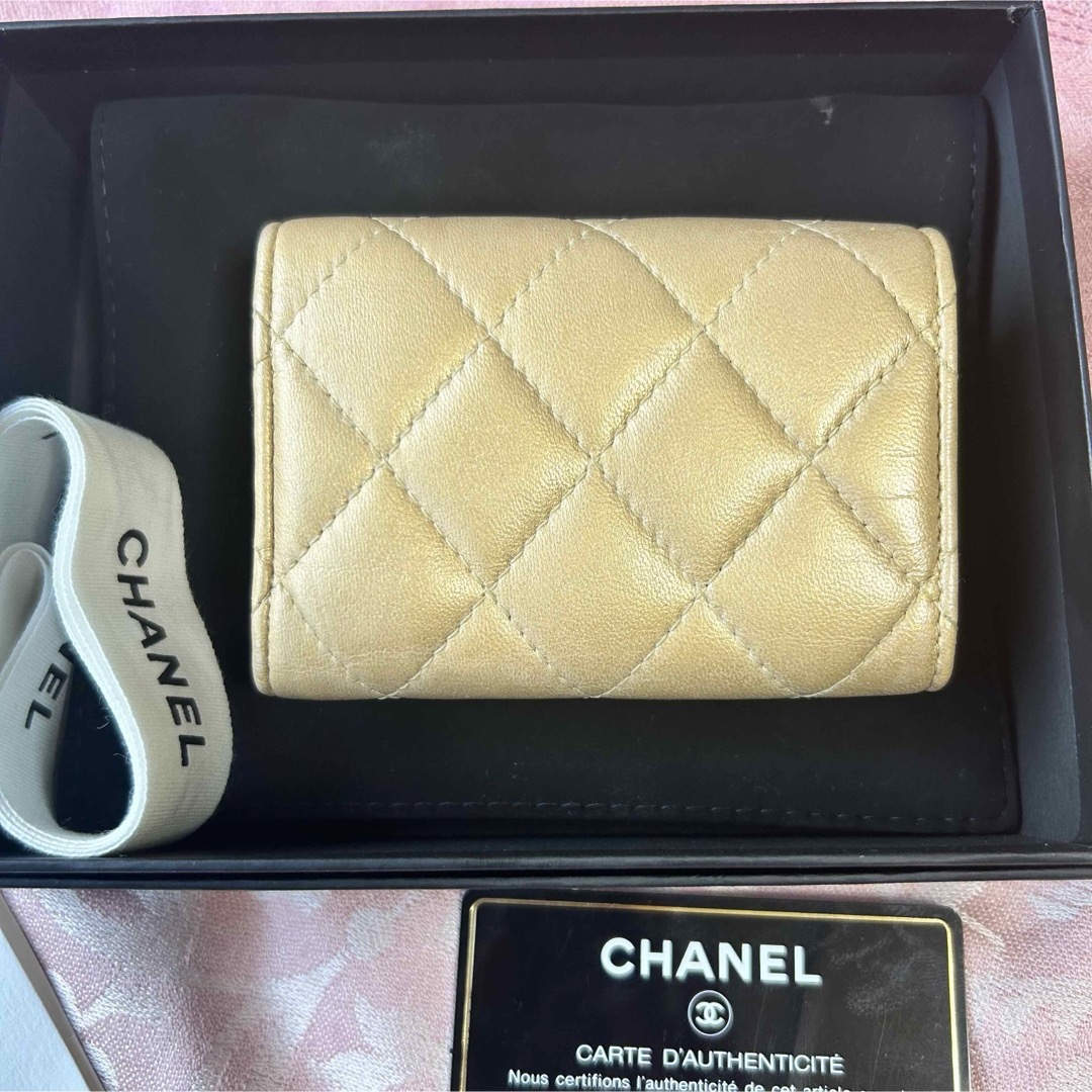 CHANEL(シャネル)のレア・美品 CHANEL シャネル カラフルココ　マトラッセ 折り財布 ゴールド レディースのファッション小物(財布)の商品写真