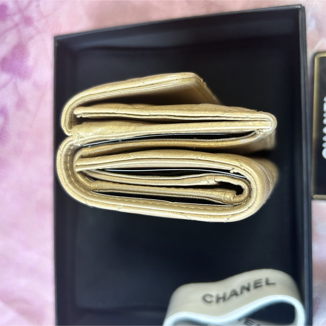 CHANEL(シャネル)のレア・美品 CHANEL シャネル カラフルココ　マトラッセ 折り財布 ゴールド レディースのファッション小物(財布)の商品写真