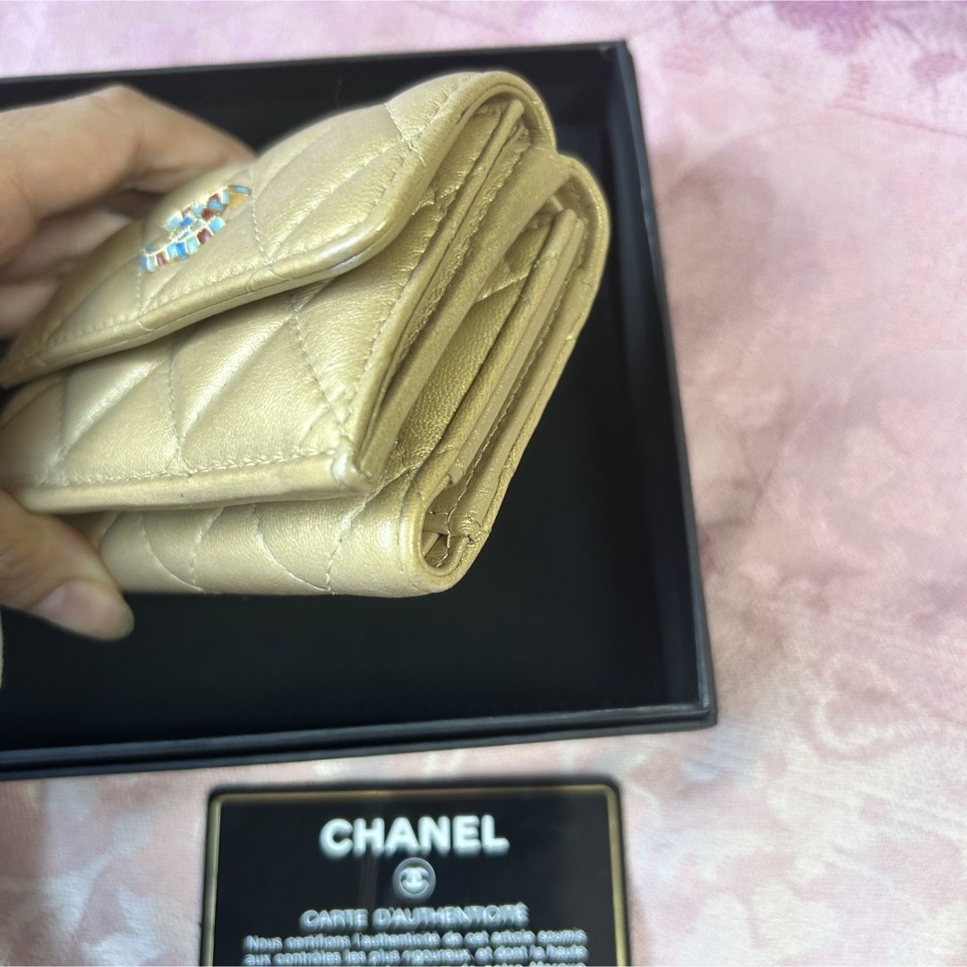 CHANEL(シャネル)のレア・美品 CHANEL シャネル カラフルココ　マトラッセ 折り財布 ゴールド レディースのファッション小物(財布)の商品写真