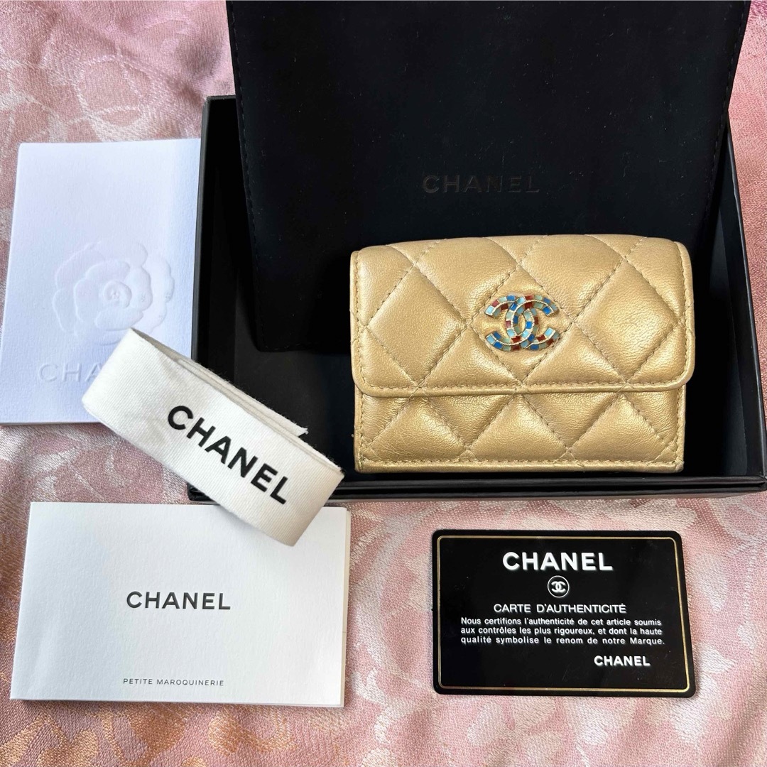 CHANEL(シャネル)のレア・美品 CHANEL シャネル カラフルココ　マトラッセ 折り財布 ゴールド レディースのファッション小物(財布)の商品写真