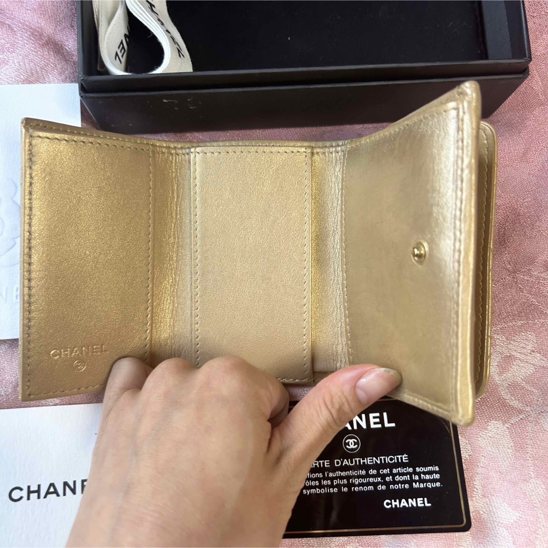 CHANEL(シャネル)のレア・美品 CHANEL シャネル カラフルココ　マトラッセ 折り財布 ゴールド レディースのファッション小物(財布)の商品写真