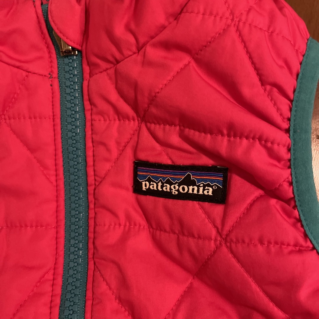 patagonia(パタゴニア)のパタゴニア　ダウンベスト　リバーシブル キッズ/ベビー/マタニティのベビー服(~85cm)(ジャケット/コート)の商品写真