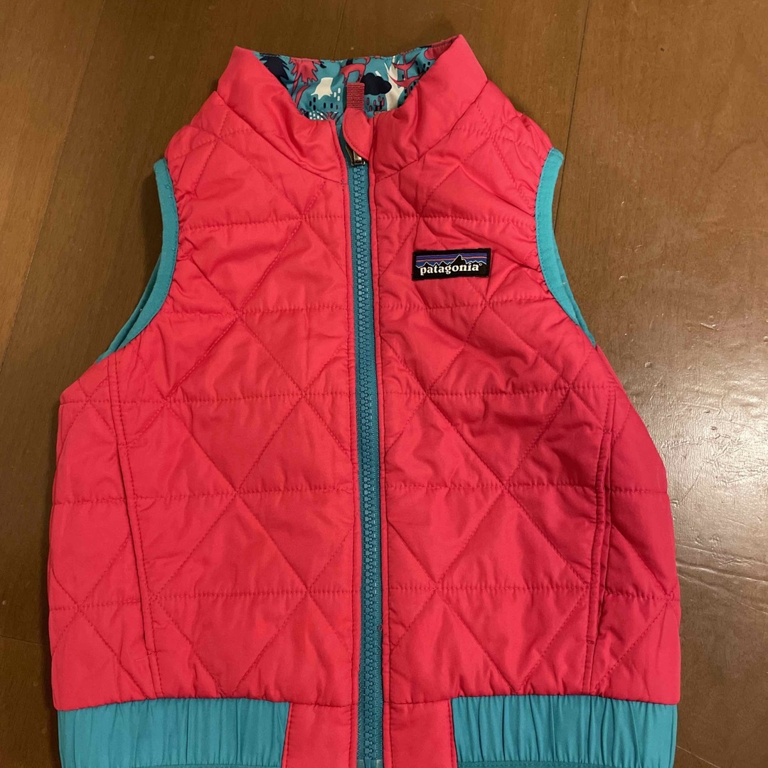 patagonia(パタゴニア)のパタゴニア　ダウンベスト　リバーシブル キッズ/ベビー/マタニティのベビー服(~85cm)(ジャケット/コート)の商品写真