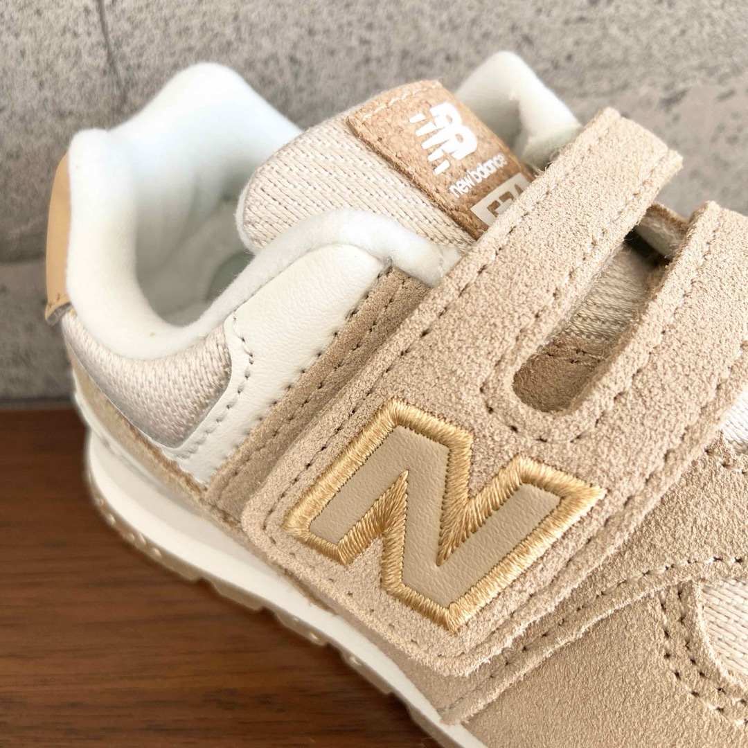 New Balance(ニューバランス)の【新品】15センチ ベージュ×コルク ニューバランス スニーカー キッズ キッズ/ベビー/マタニティのキッズ靴/シューズ(15cm~)(スニーカー)の商品写真