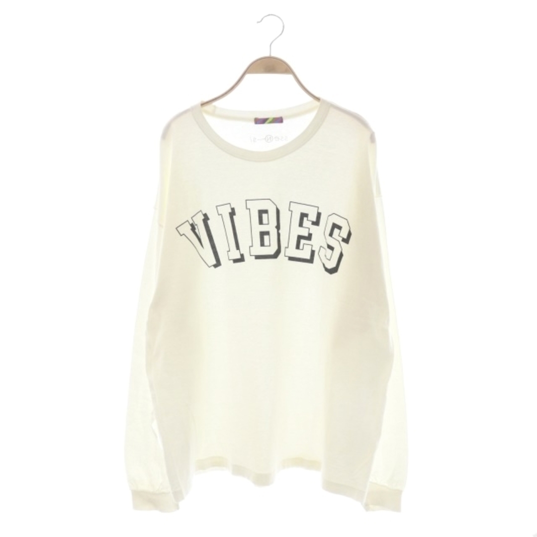 is-ness(イズネス)のイズネス VIBES ロゴロンTシャツ 長袖 オーバーサイズ 白 黒 ホワイト レディースのトップス(Tシャツ(長袖/七分))の商品写真