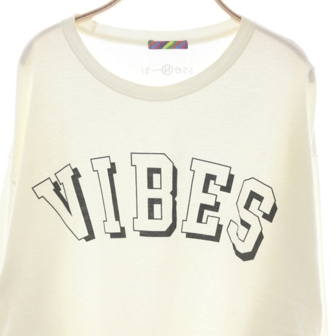 is-ness(イズネス)のイズネス VIBES ロゴロンTシャツ 長袖 オーバーサイズ 白 黒 ホワイト レディースのトップス(Tシャツ(長袖/七分))の商品写真