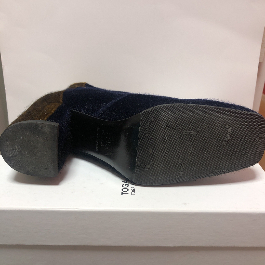 TOGA PULLA(トーガプルラ)のTOGA PULLA トーガ バイカラー ショートブーツ 裏張り済み レディースの靴/シューズ(ブーツ)の商品写真