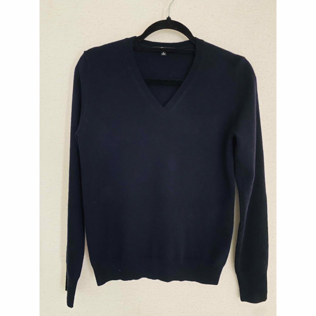 UNIQLO(ユニクロ)のUNIQLO cashmere Vネックセーター（紺色） レディースのトップス(ニット/セーター)の商品写真