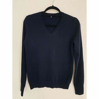 ユニクロ(UNIQLO)のUNIQLO cashmere Vネックセーター（紺色）(ニット/セーター)