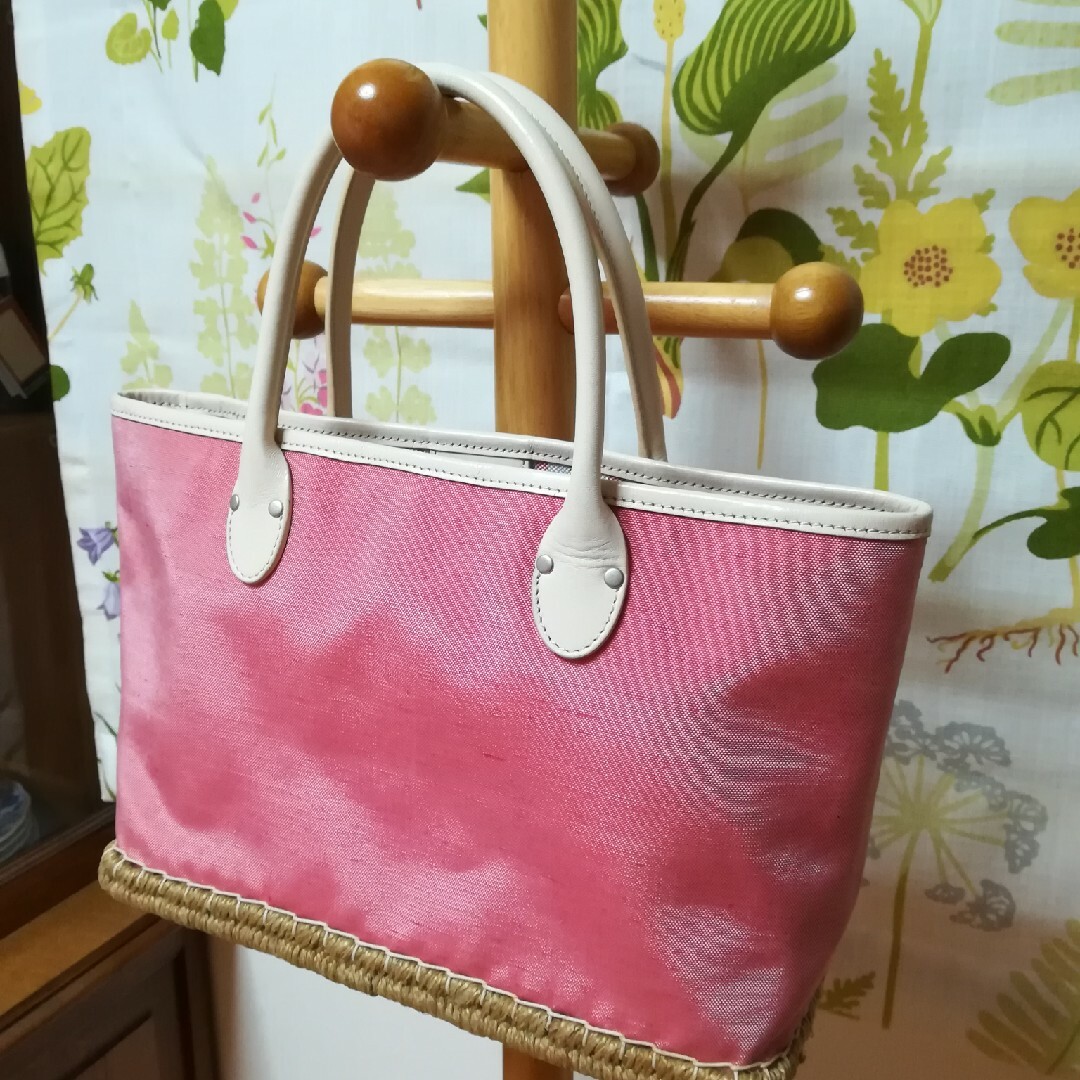 4℃(ヨンドシー)の✨4℃(ヨンドシー) ストロベリー色の手提げバッグ レディースのバッグ(ハンドバッグ)の商品写真