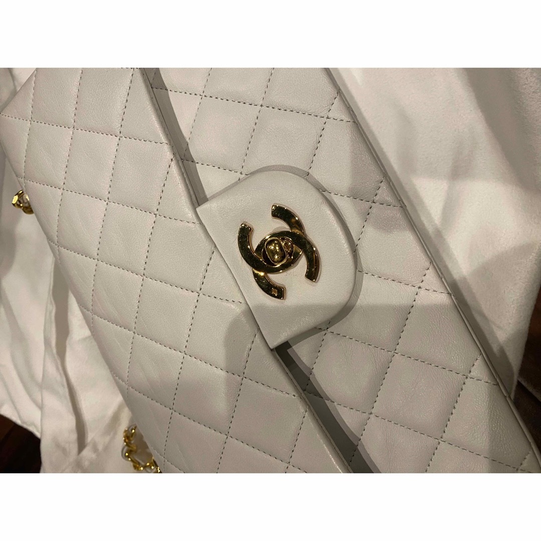 CHANEL(シャネル)のCHANELダブルフラップマトラッセ23㎝白ホワイト　シャネルショルダーバック レディースのバッグ(ショルダーバッグ)の商品写真