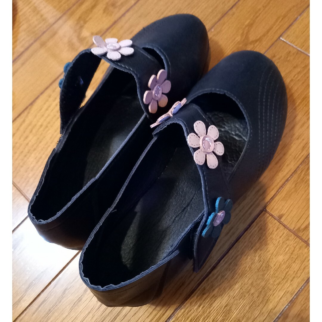 新品未使用　可愛い花モチーフ付きブラックシューズ レディースの靴/シューズ(ハイヒール/パンプス)の商品写真