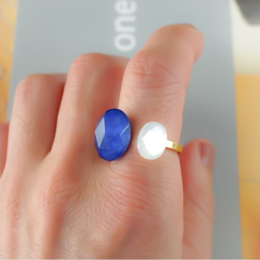 12月誕生石 ラピスラズリ 白蝶貝 フォークリング フリーサイズ 指輪 青 白 ハンドメイドのアクセサリー(リング)の商品写真