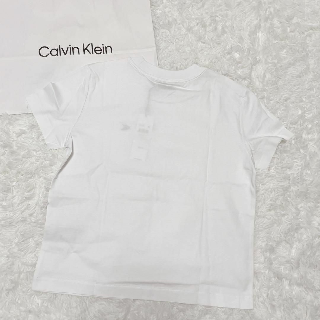 Calvin Klein(カルバンクライン)の《大人気》 未使用　カルバンクライン　Tシャツ　グク　白　ロゴ　刺繍　半袖　M レディースのトップス(Tシャツ(半袖/袖なし))の商品写真