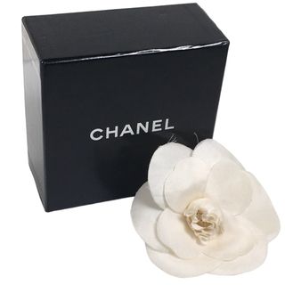 シャネル(CHANEL)のシャネル  ブローチ ホワイト  CHANEL コサージュ 箱付き(ブローチ/コサージュ)