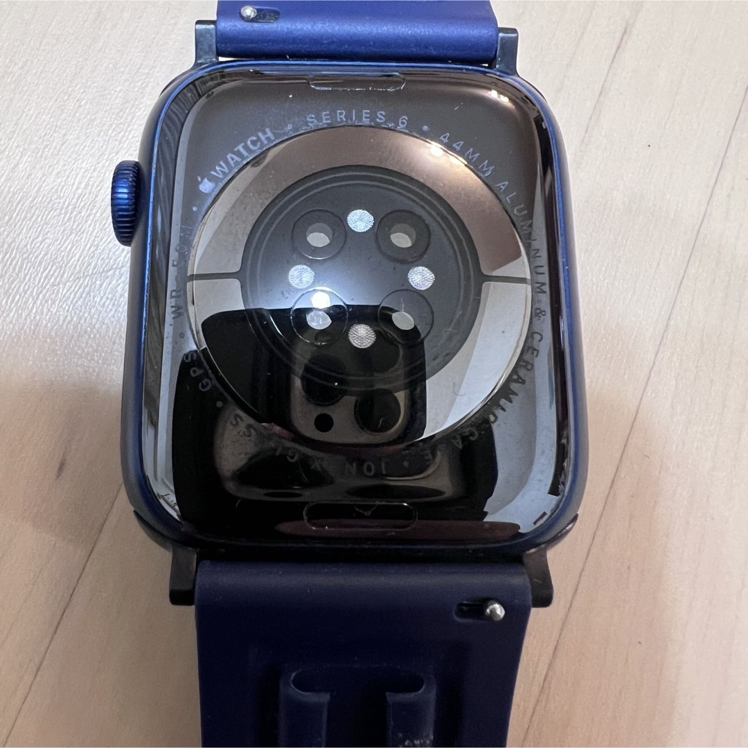 Apple Watch(アップルウォッチ)の⭐️【中古品】アップルウォッチ　シリーズ6 GPSモデル　44mm⭐️ メンズの時計(その他)の商品写真