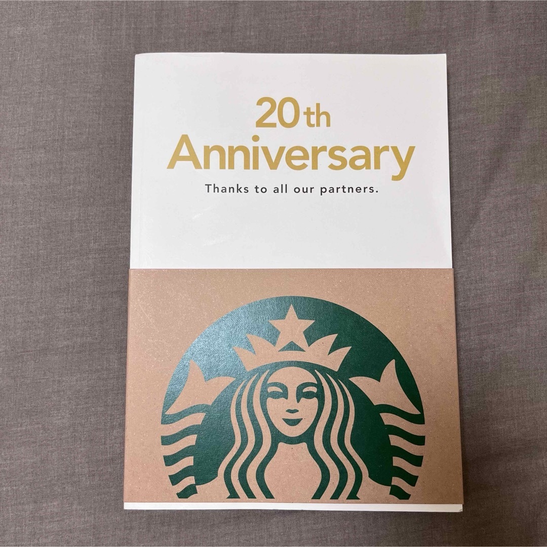 Starbucks(スターバックス)のスタバ スターバックス 非売品 缶バッヂ 20周年ブック ステッカー シール エンタメ/ホビーのコレクション(ノベルティグッズ)の商品写真