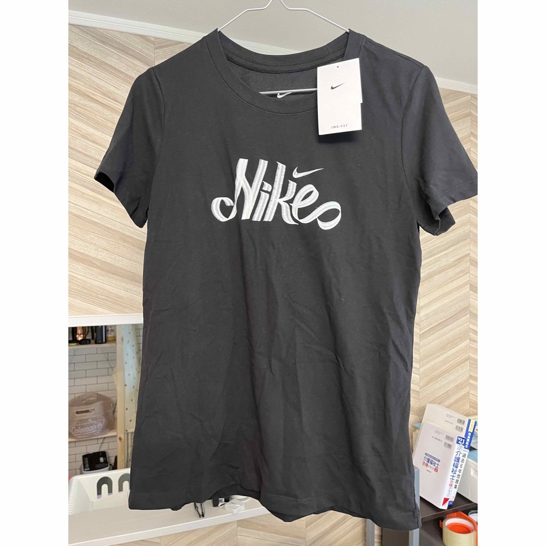 NIKE(ナイキ)のナイキ　Mサイズ　レディース　NIKE  Tシャツ レディースのトップス(Tシャツ(半袖/袖なし))の商品写真