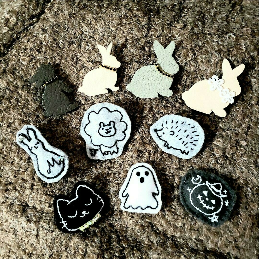 ＊HALLOWEENブローチ＊　黒猫　クロネコ　くろねこ　ワンポイント　1点物 ハンドメイドのファッション小物(その他)の商品写真