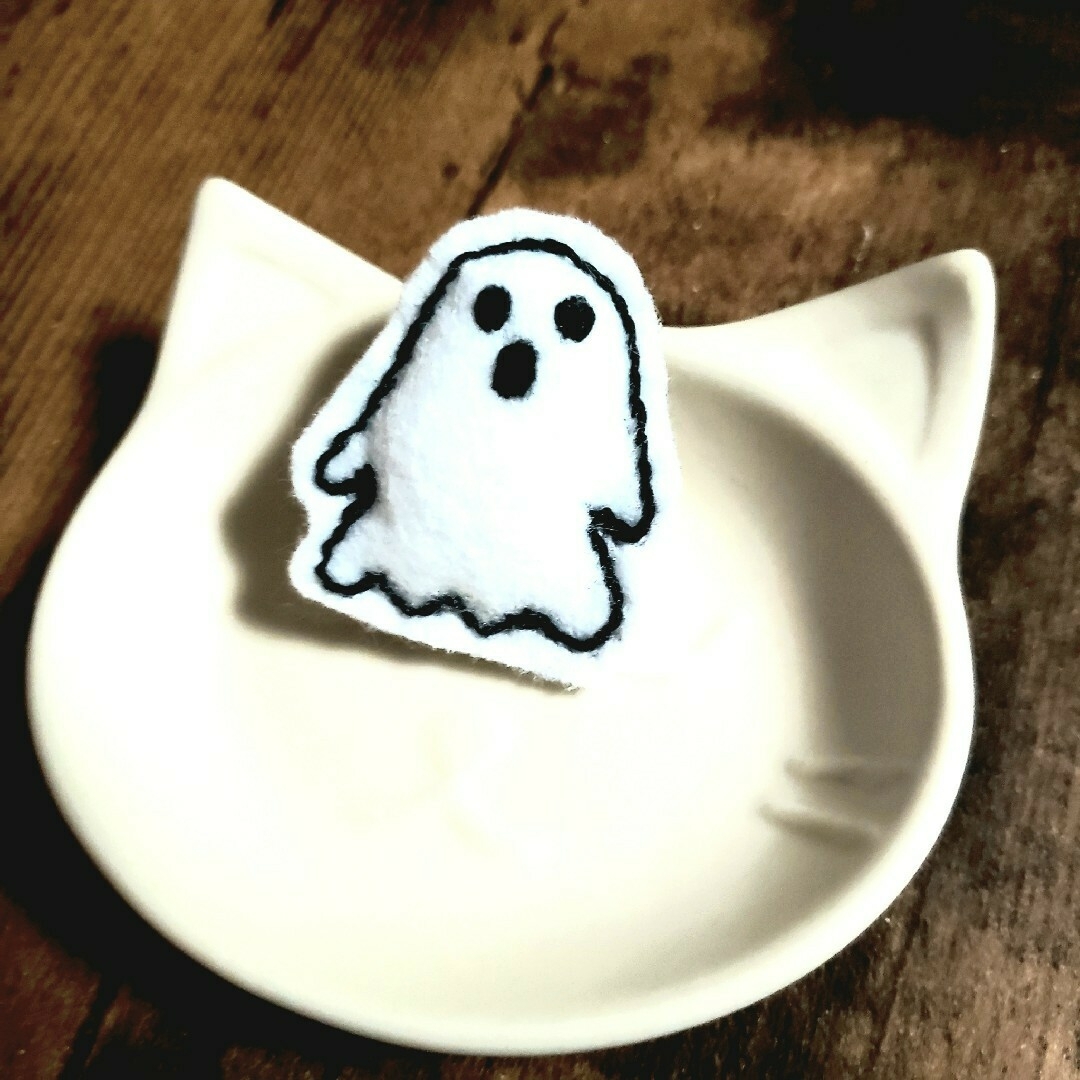 ＊HALLOWEENブローチ＊　オバケ　おばけ　お化け　パーティー　ワンポイント ハンドメイドのファッション小物(その他)の商品写真