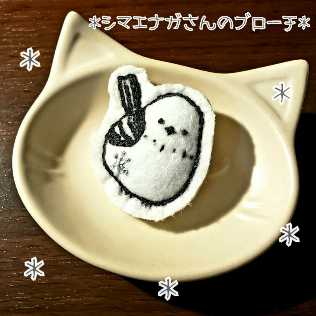 ＊シマエナガさんのブローチ＊　結晶　雪　冬　北海道　刺繍　1点物　小鳥　可愛い ハンドメイドのアクセサリー(コサージュ/ブローチ)の商品写真