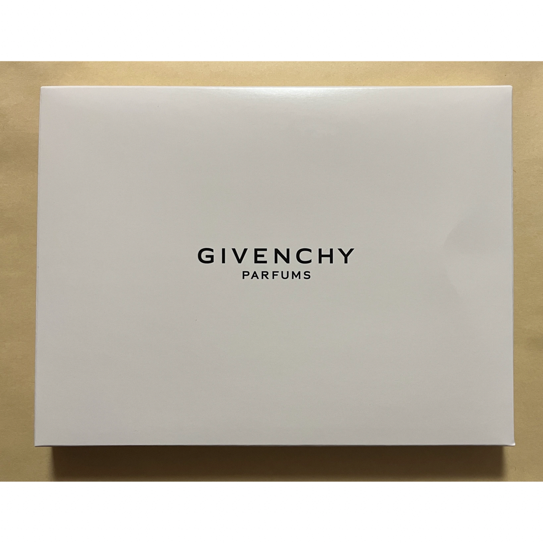 GIVENCHY(ジバンシィ)のジバンシイ シルバーポーチ ホリデー ノベルティ レディースのファッション小物(ポーチ)の商品写真