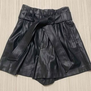 ザラ(ZARA)のZARA フェイクレザー ショートパンツ(ショートパンツ)