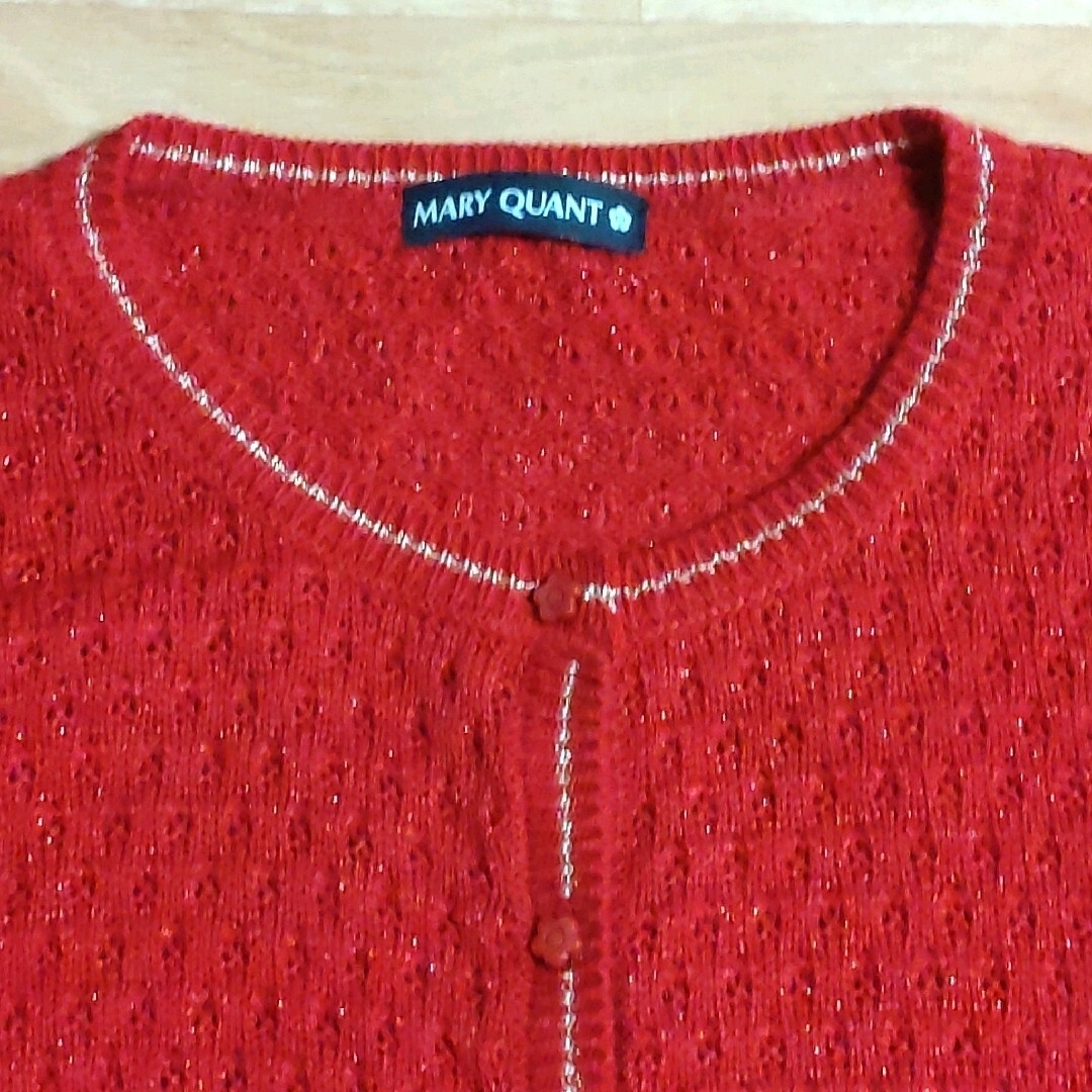 MARY QUANT(マリークワント)のマリークワント　デイジーボタン　赤のニットカーディガン　ウール混　Mサイズ レディースのトップス(カーディガン)の商品写真