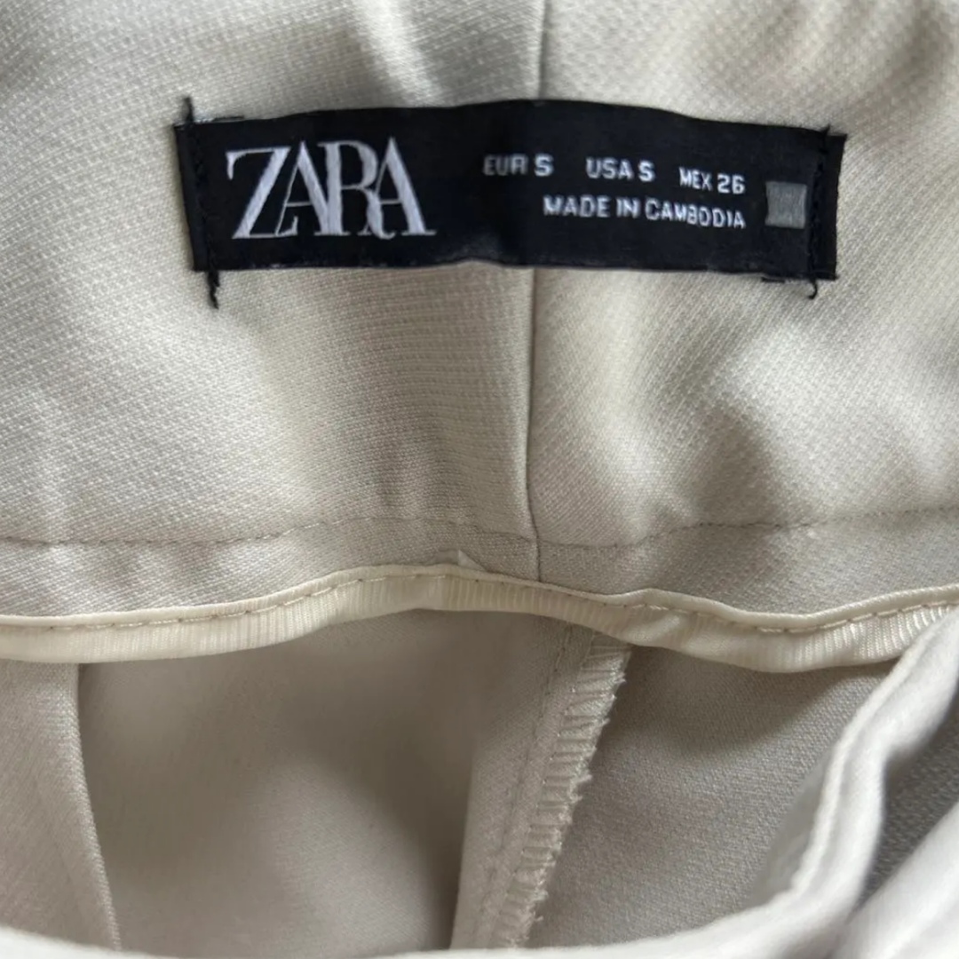 ZARA(ザラ)の【新品未使用】定番ザラパンツ　ベルト無し　S ZARA テーパード　スラックス レディースのパンツ(カジュアルパンツ)の商品写真