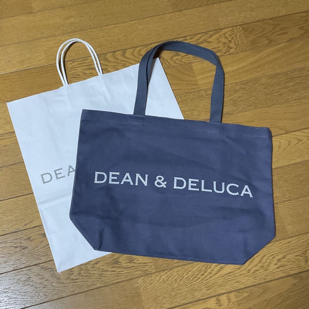 DEAN & DELUCA(ディーンアンドデルーカ)のDEAN&DELUCA チャリティートートバッグ ブルーグレー  Lサイズ  メンズのバッグ(トートバッグ)の商品写真