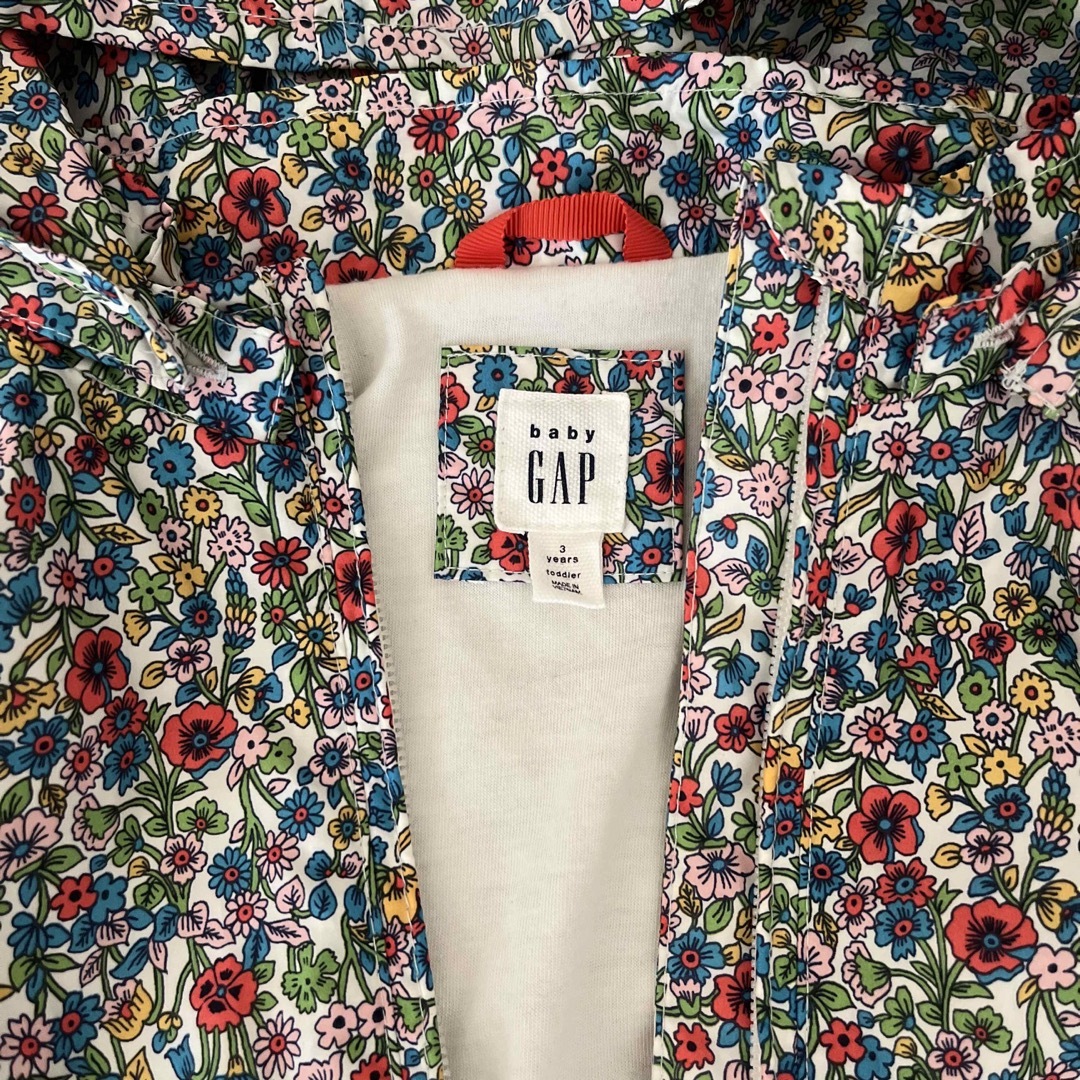 GAP(ギャップ)のbabyGap 花柄ウィンドブレーカー キッズ/ベビー/マタニティのキッズ服女の子用(90cm~)(ジャケット/上着)の商品写真