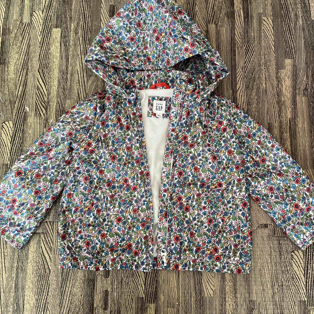 GAP(ギャップ)のbabyGap 花柄ウィンドブレーカー キッズ/ベビー/マタニティのキッズ服女の子用(90cm~)(ジャケット/上着)の商品写真