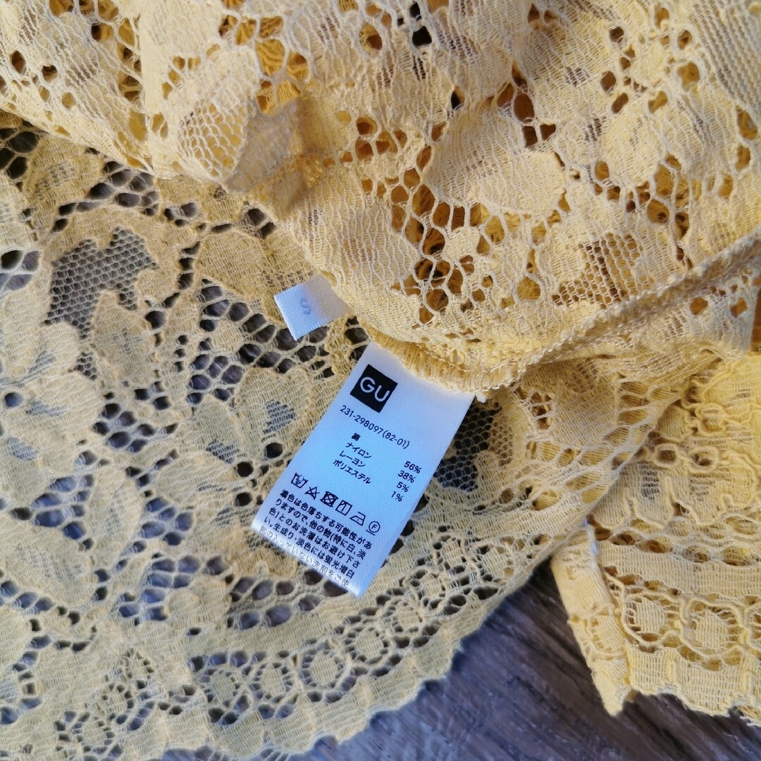 GU(ジーユー)のGU ジーユー 黄色 花柄 Tシャツ 上着 レディースのトップス(シャツ/ブラウス(長袖/七分))の商品写真
